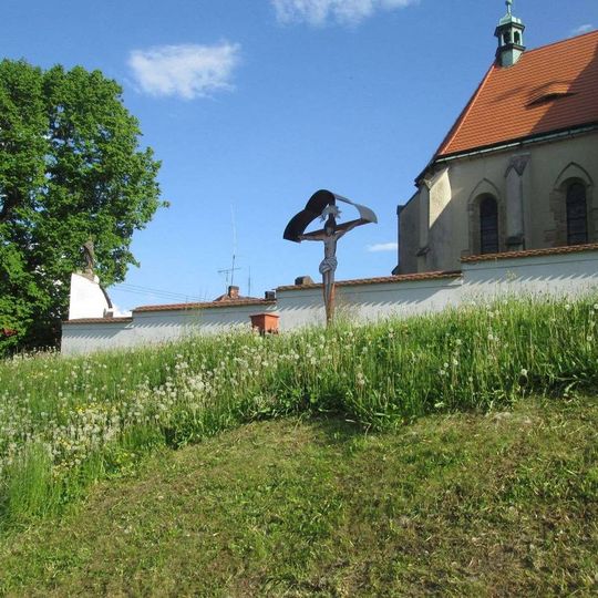 Kříž v Dýšině u kostela na svahu