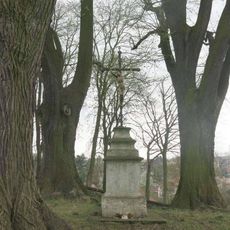 Kříž na rozcestí Kostelní a Polní ulice ve Skoroticích
