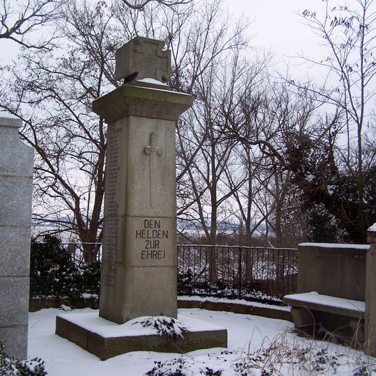 Kriegerdenkmal für die Gefallenen des 1. Weltkrieges sowie drei Grabmale auf dem Friedhof Lessaer Straße -