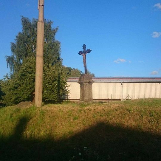 Kříž na křižovatce v Ouběnicích