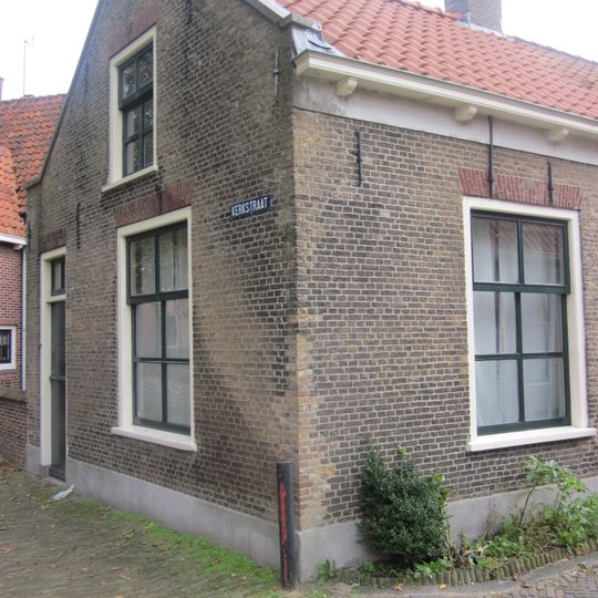 Laag huisje met topgevel