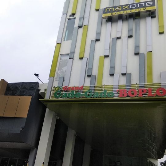 MaxOneHotels.Com at Kramat