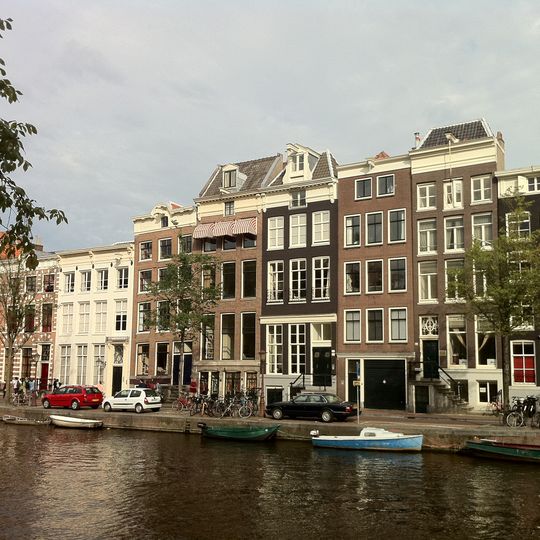 Pand met gevel onder rechte lijst deur en snijraam uit dezelfde tijd