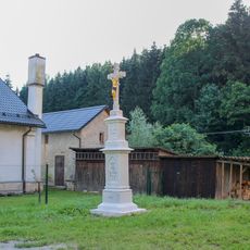 Kříž v Bedřichově u kostela