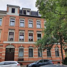 Mietshaus mit Durchfahrt in geschlossener Bebauung Kreisigstraße 33