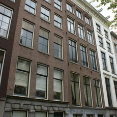 Pand met gevel onder rechte lijst