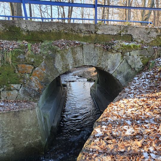 Most přes pravý přítok Neborůvky severozápadně od dřevěného kostela v Gutech