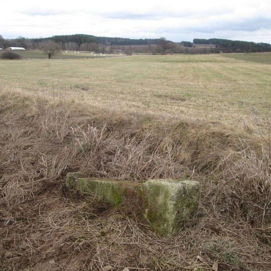 Kříž západně od Křakova u potoka