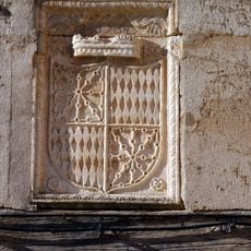 Escut del Conestable de Navarra sobre el portal de Santa Maria