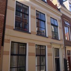 Eenvoudig pand met gepleisterde gevel en forse gootlijst