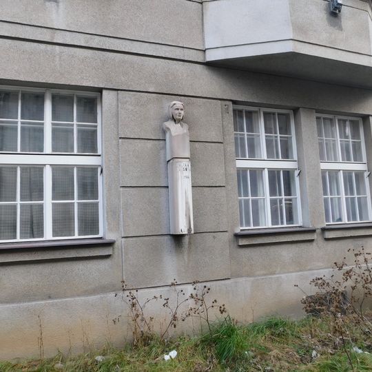 Pamětní deska Boženy Benešové na domě Charlese de Gaulla 625/2 v Bubenči