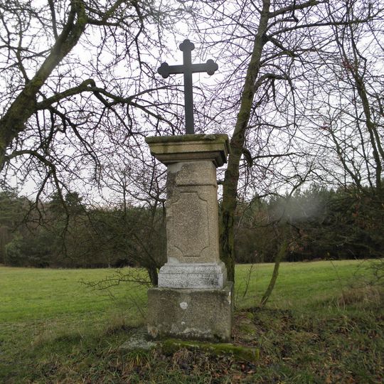 Kříž západně od cesty nad Včelním hrádkem u Jílového