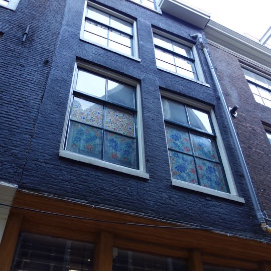 Pand met 18e-eeuwse gevel onder tamelijk recente, door een venster doorbroken lijst