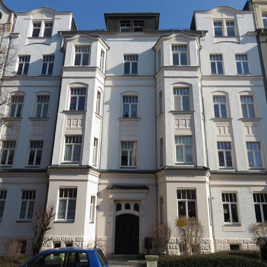 Mietshaus in geschlossener Bebauung mit Vorgarten Erich-Mühsam-Straße 30