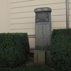 Pomník padlým v první světové válce u pravého křídla ZŠ ve středu Řepína