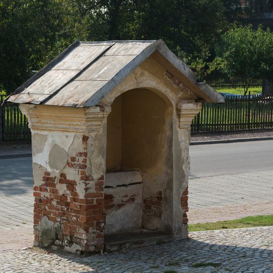 Kapliczka w ogrodzeniu I