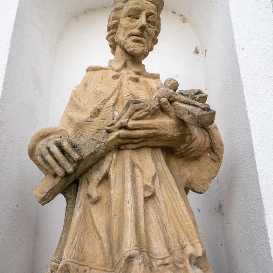 Socha sv. Jana Nepomuckého v nice u kostela sv. Barbory v Pavlově