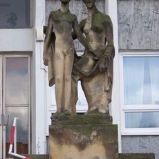 Socha Matka a syn za poliklinikou Pod Marjánkou v Břevnově