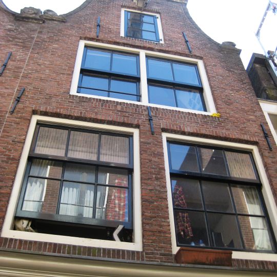 Pand met gevel onder klokvormige top