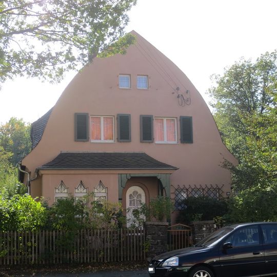 Wohnhaus mit Garten und Garage sowie Einfriedung in offener Bebauung Max-Saupe-Straße 29