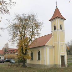 Kaple na návsi v Zálezlech