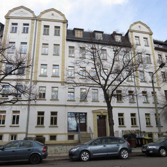 Mietshaus in geschlossener Bebauung mit Vorgarten Orthstraße 6