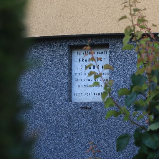 Pamětní deska Františky Urbanové na domě Na Krčské stráni 692/21 v Praze