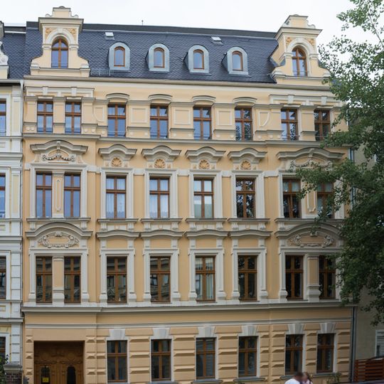 Mietshaus in geschlossener Bebauung mit Vorgarten Augustastraße 23