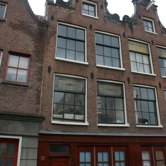 Huis vanwege de zandstenen onderdelen van de gevelhals