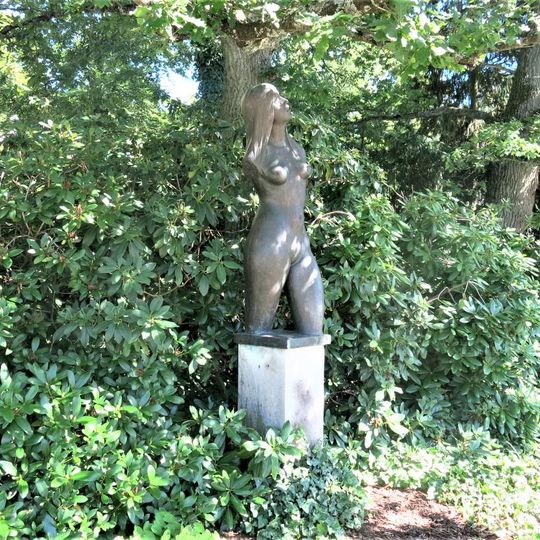 Socha Torzo ženy u Karolininy kolonády v Mariánských Lázních