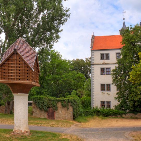 Einzeldenkmale der Sachgesamtheit Schloss und Rittergut Podelwitz b. Colditz: Schloss , drei Wirtschaftsgebäude auf der Ostseite , ehemalige Brennerei (südlich gegenüber Am