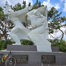 Monument la mormântul comun al ostașilor căzuți (73) în 1944, victimelor fascismului din 1941 și în memoria consătenilor căzuți în 1941-1945