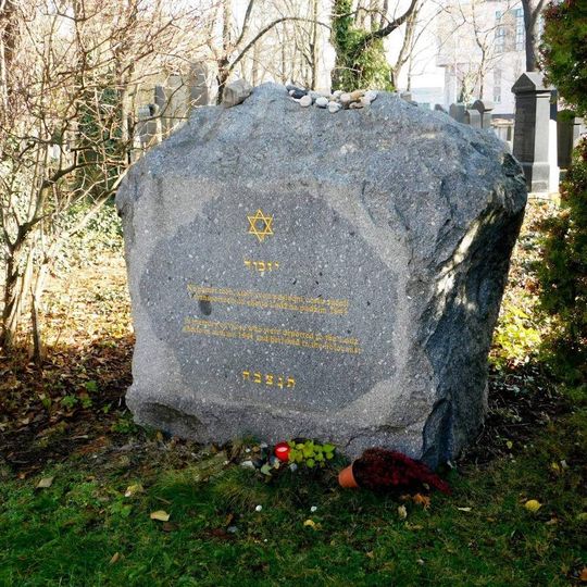 Památník obyvatelům ghetta v Lodži na novém židovském hřbitově na Olšanech