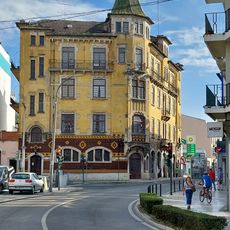 Edifício na Rua Mouzinho de Albuquerque e Rua de São Francisco