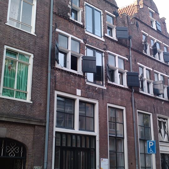 Pand overeenkomstig nr 8, afgezien van de pui, die toegang tot werkplaats bevat