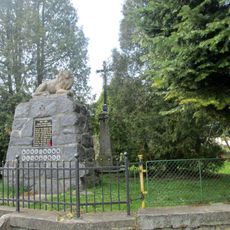 Kříž v Tedražicích u pomníku padlým