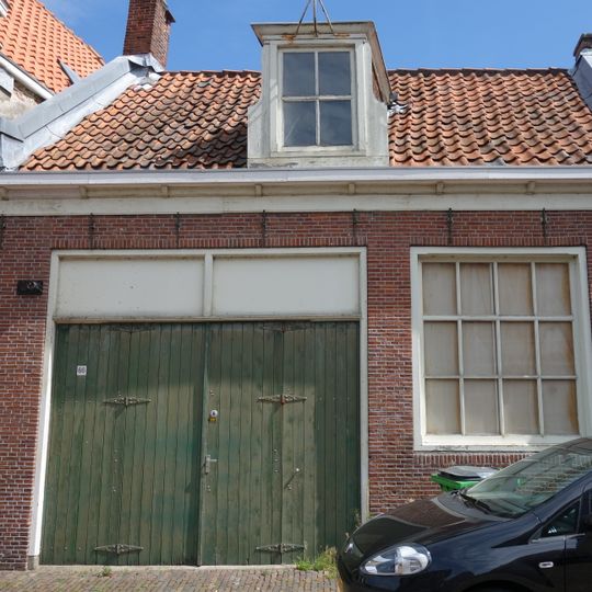 Laag dwarshuis met twaalf-ruits vensters