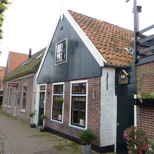 Klein pand met eenvoudig voorschot