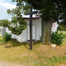 Dřevěný kříž u hřiště ve Větrném Jeníkově