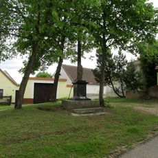 Kříž v Albrechticích nad Vltavou před kostelem