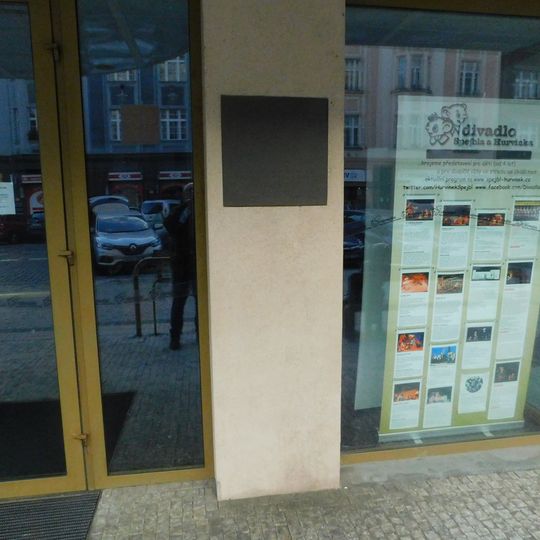 Pamětní deska 80. narozenin Hurvínka na divadle S+H v Bubenči