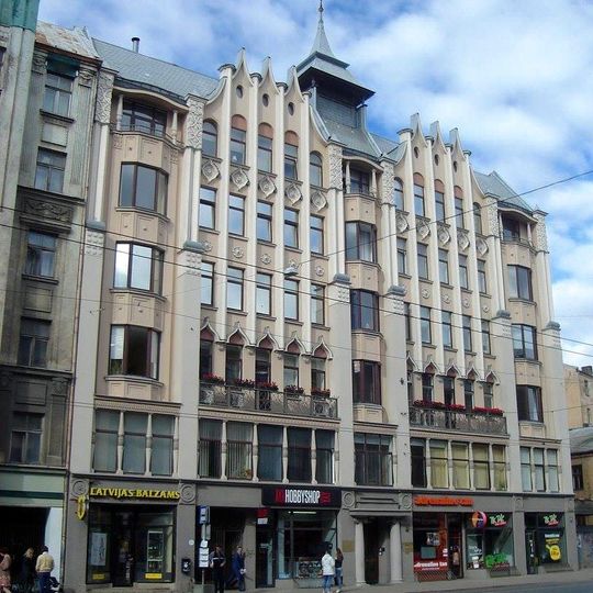 Īres nams ar veikaliem