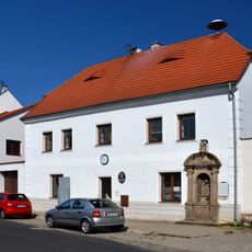 Kaplička se sochou Krista Trpitele u obecního úřadu v Černovicích