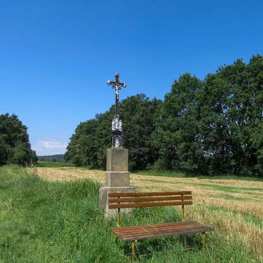Kříž v Sobáčově za rybníkem