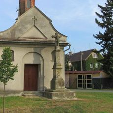 Kříž ve Vlachově před kaplí