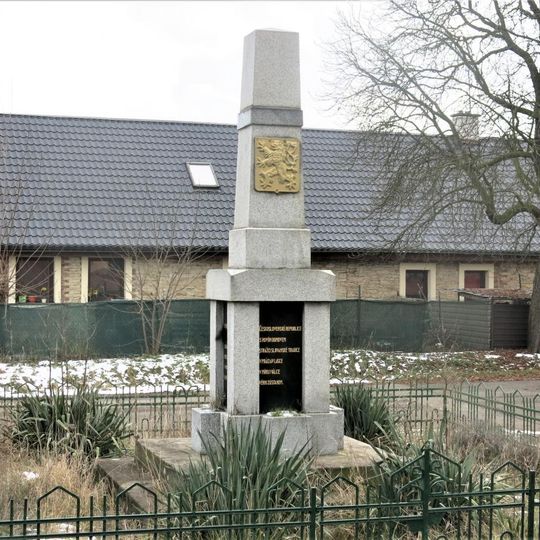 Pomník padlým na návsi v Počeplicích