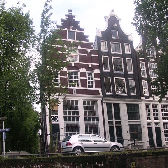 Hoekhuis met trapgevel, versierd met grote boogblokken