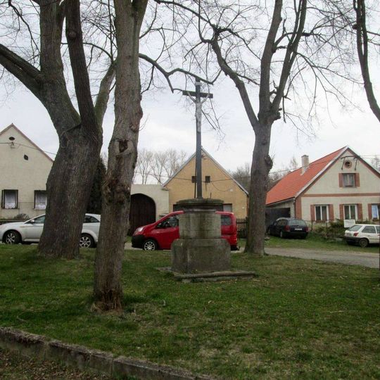 Kříž v Nalžovských Horách na návsi