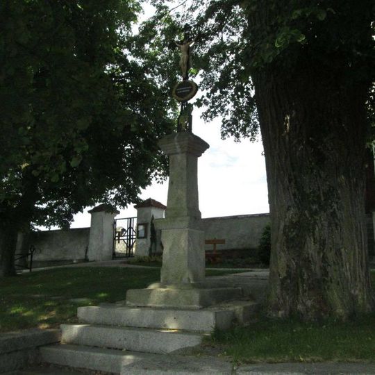 Kříž v Kvášňovicích před kostelem