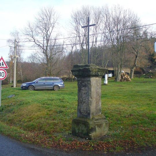 Kříž na návsi v osadě Taneček